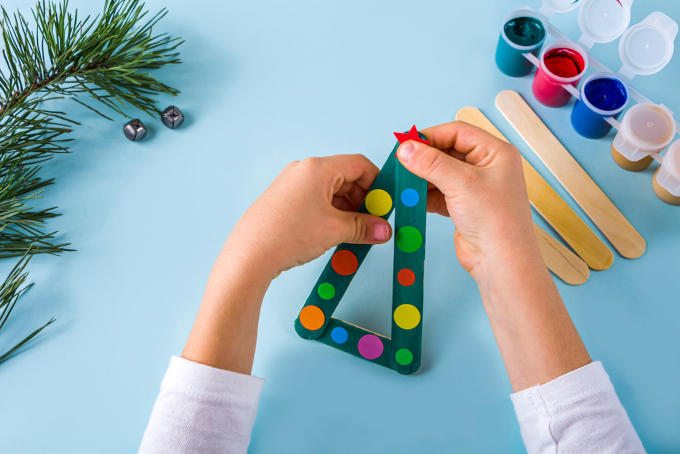 Kalėdų eglutė iš ledų pagaliukų, eglutės puošimas